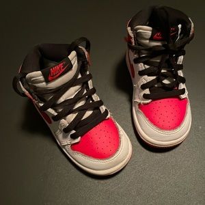 Jordan 1 Retro High OG size 7c, red, black and white